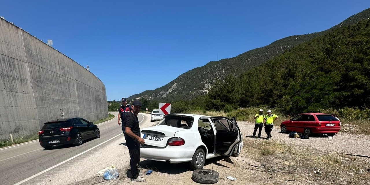 İstinat duvarına çarpan otomobildeki 3 kişi yaralandı