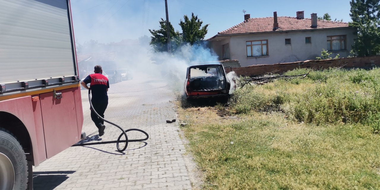 Yanan otomobil kullanılamaz hale geldi