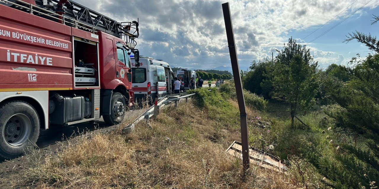 Tarlaya devrilen otomobildeki 3 kişi yaralandı