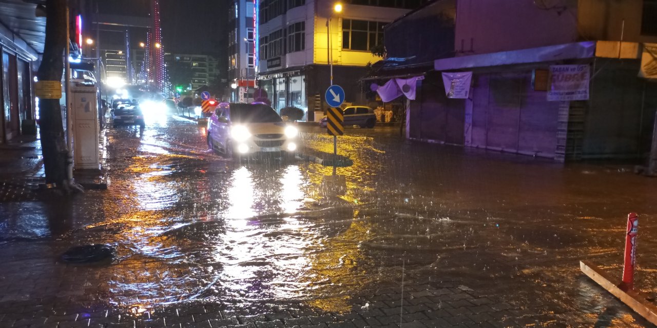 Samsun'da sağanak su baskınına yol açtı