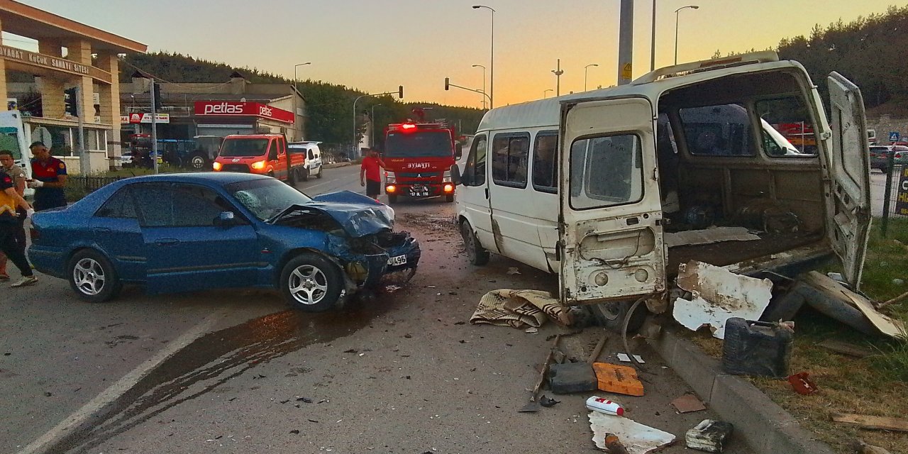 Minibüsle çarpışan otomobildeki karı koca yaralandı