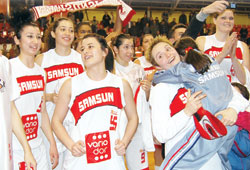 Aslan terbiyecisi iş başında