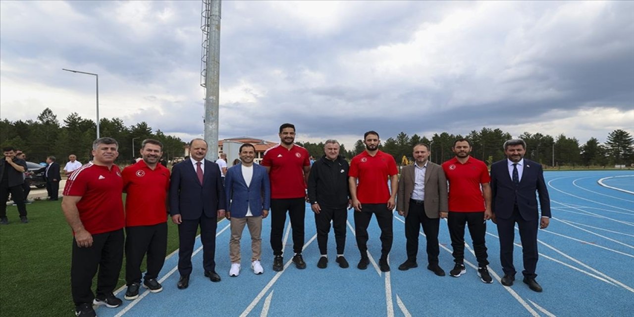 Olimpiyatlara hazırlanan sporcuları ziyaret etti