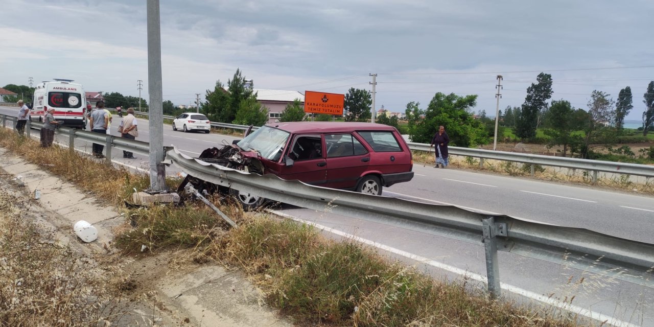 Samsun'da bariyere çarpan otomobildeki 2 kişi yaralandı