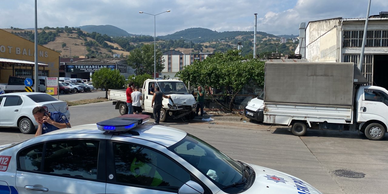 Tekkeköy'de trafik kazası: 1'i ağır 3 yaralı