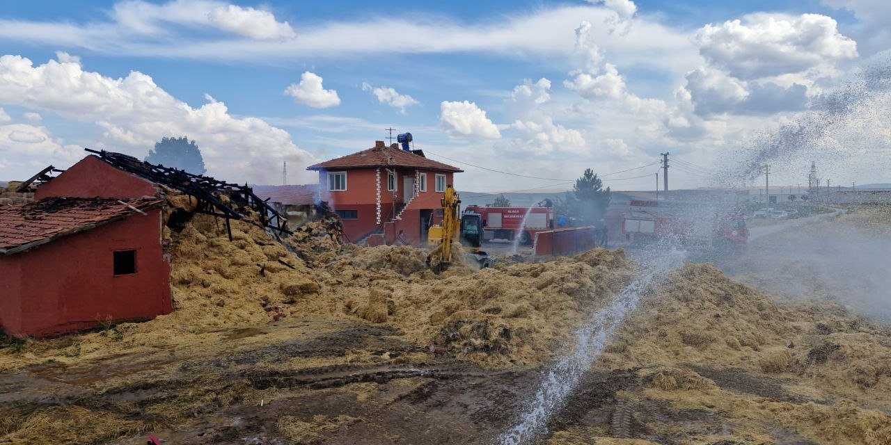 Depo ve 3 bin saman balyası yandı