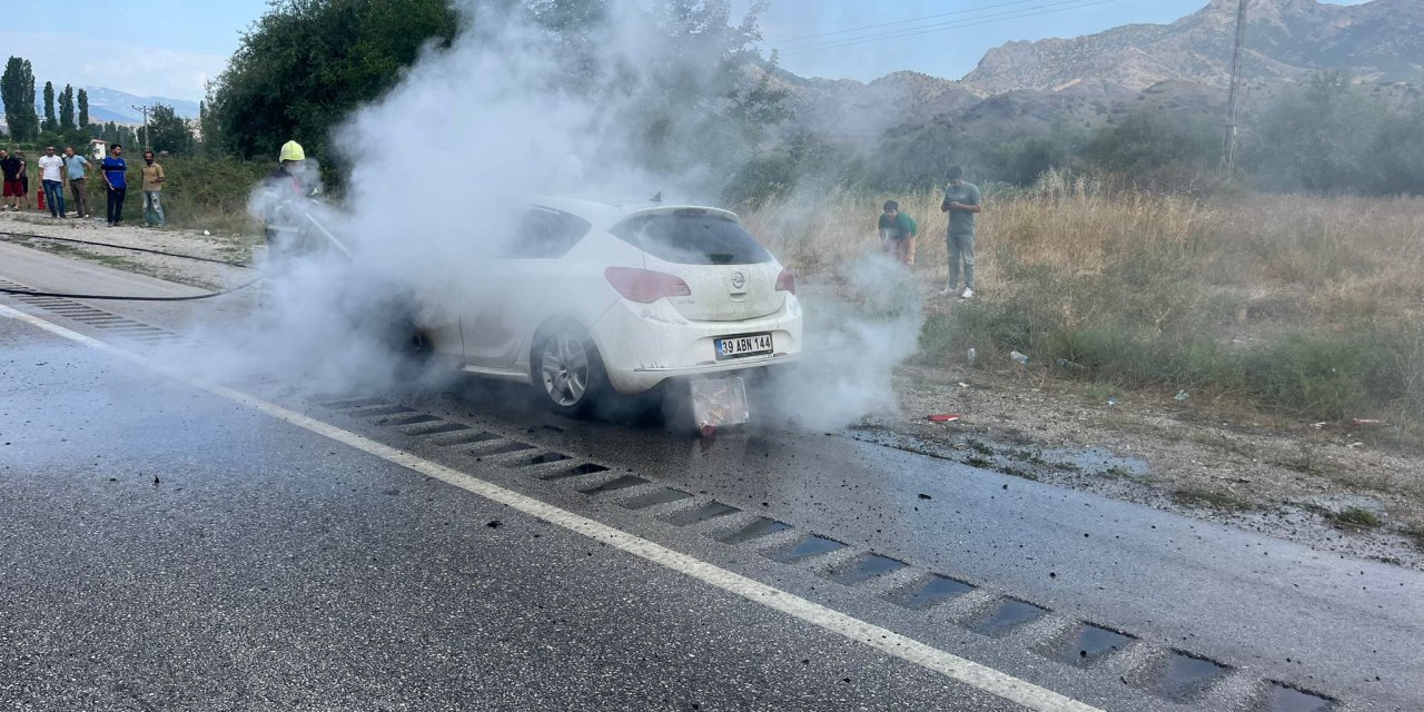 Otomobilde çıkan yangını itfaiye ekipleri söndürdü