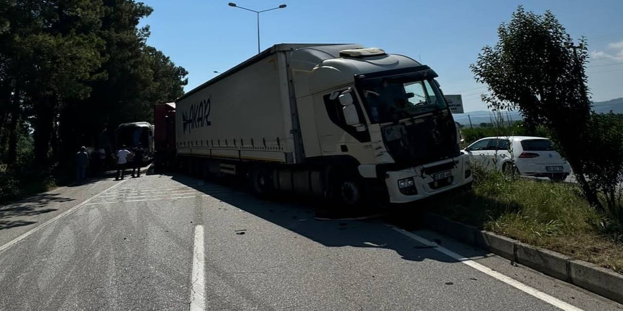 Terme'de iki tır arka arkaya çarpıştı