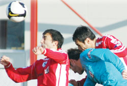 Kötü zemin futbolumuzu etkiledi