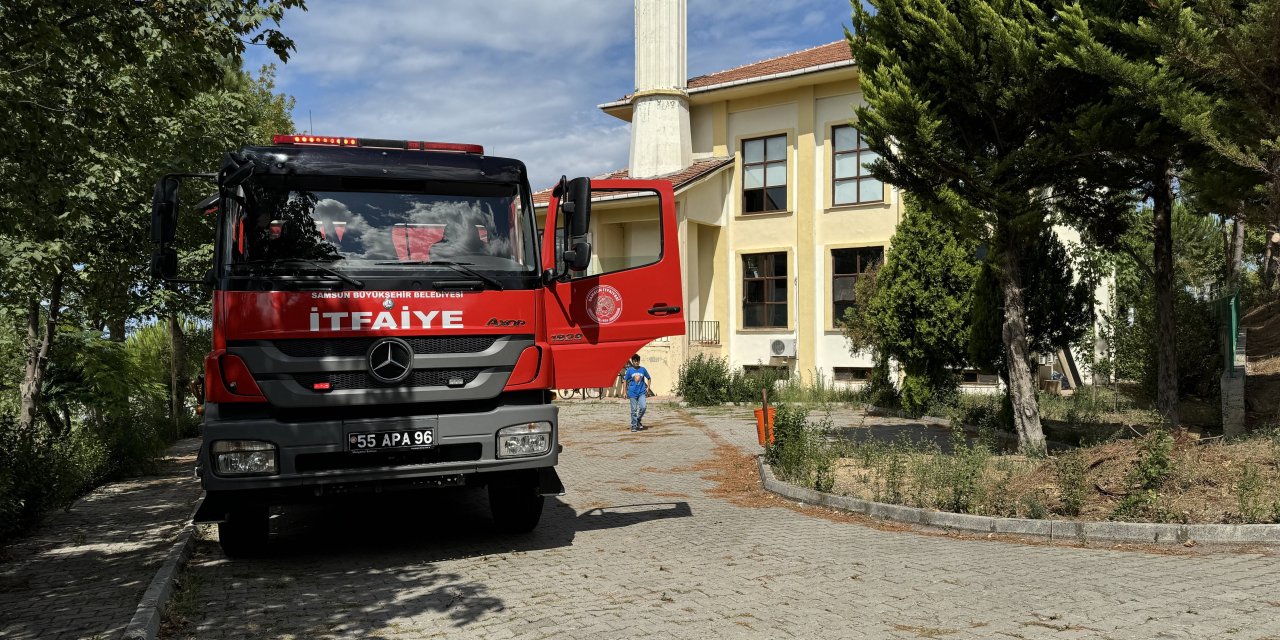 Cami bahçesinde çıkan yangın söndürüldü