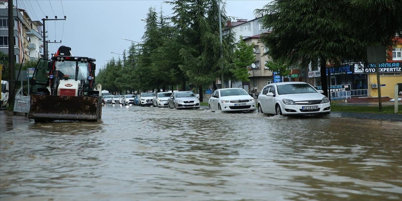 Şiddetli yağış su baskınlarına neden oldu