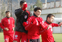 Neşeli başladılar