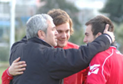 Gözünden sakınıyor