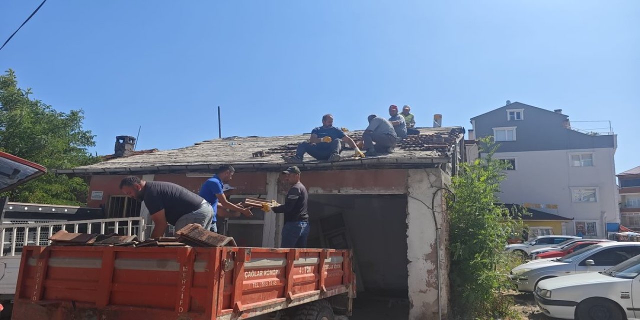 Metruk binalar belediye tarafından yıkılıyor