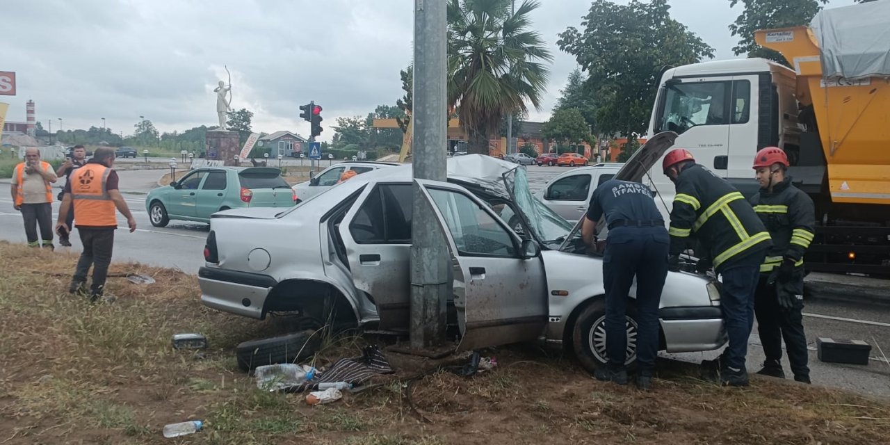 Trafik kazasında 1 kişi öldü 2 kişi yaralandı