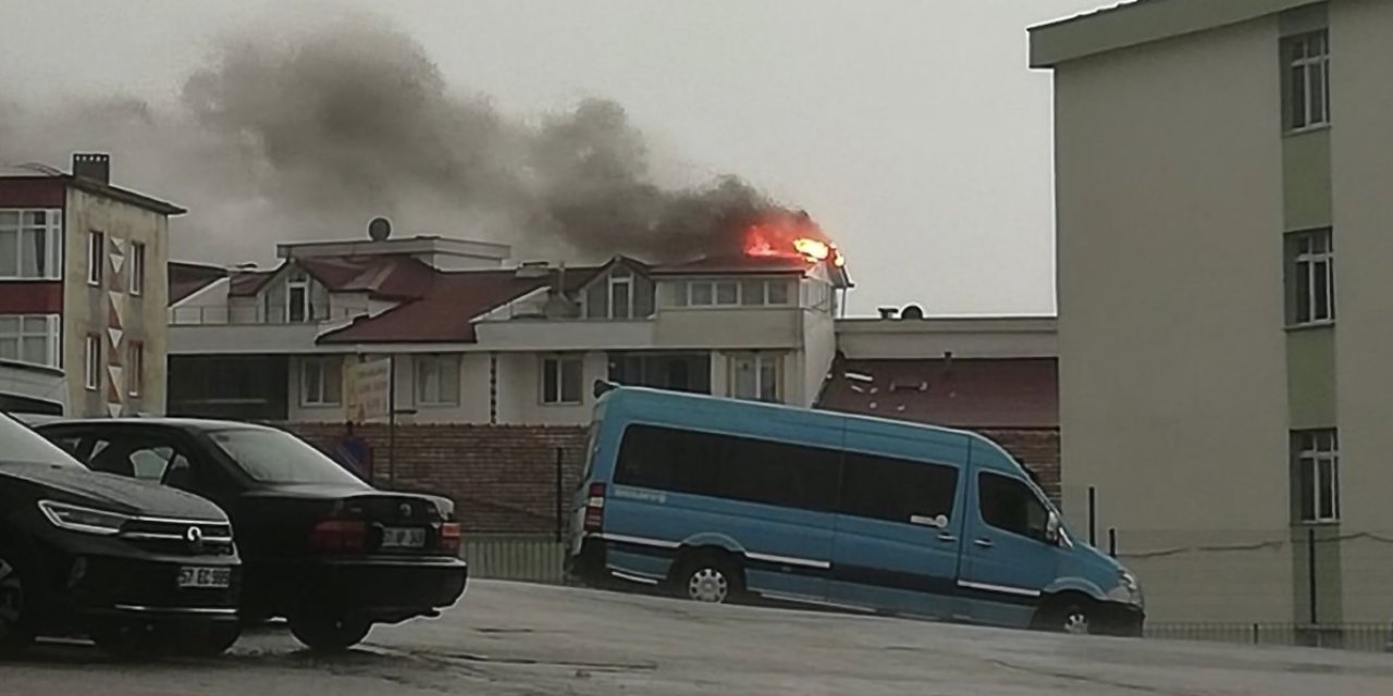 Apartmana isabet eden yıldırım yangına neden oldu