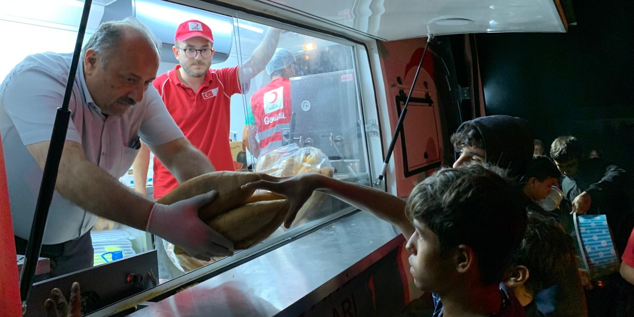 Salıpazarı Belediyesi çadırlarını su basan tarım işçilerine sıcak çorba dağıttı