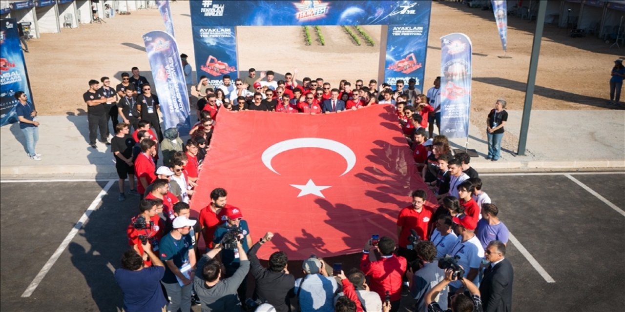 Bakan Kacır 30 Ağustos Zafer Bayramı'nı gençlerle kutladı