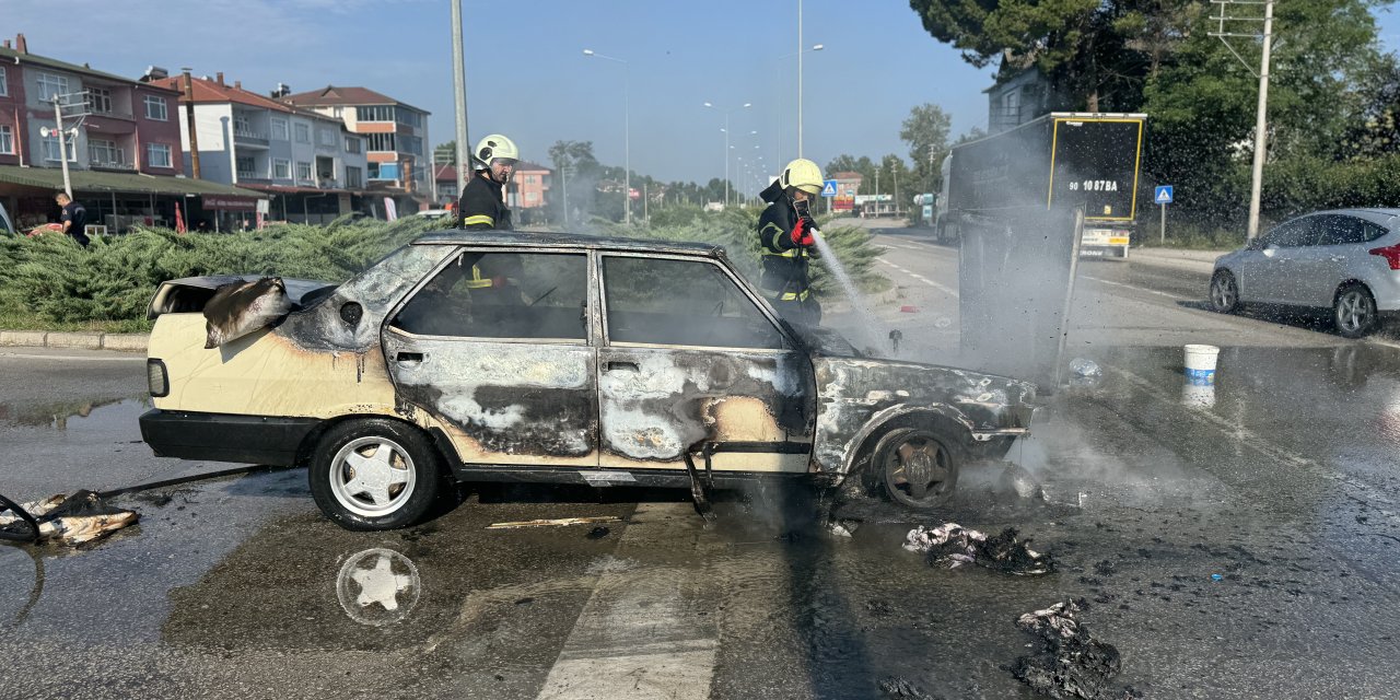 Otomobil seyir halindeyken alev aldı