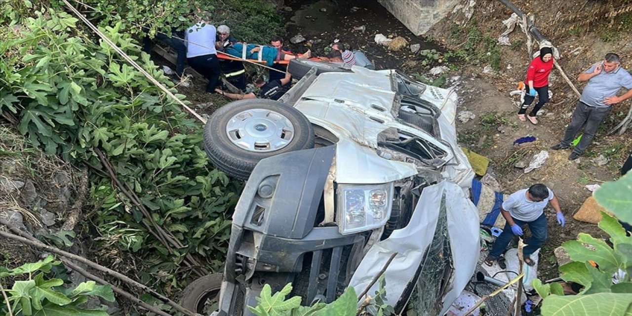 Trafik kazasında 1 kişi öldü 25 kişi yaralandı