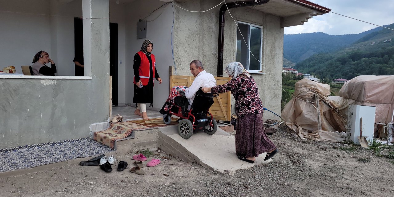 MS hastası eşinin tüm ihtiyaçlarını karşılıyor