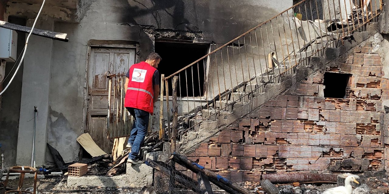 Türk Kızılay'dan evi yanan ailelere yardım