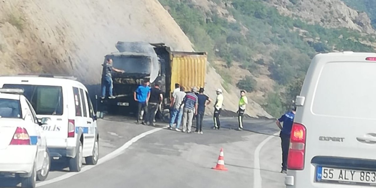 Yangın çıkan kamyon kullanılamaz hale geldi