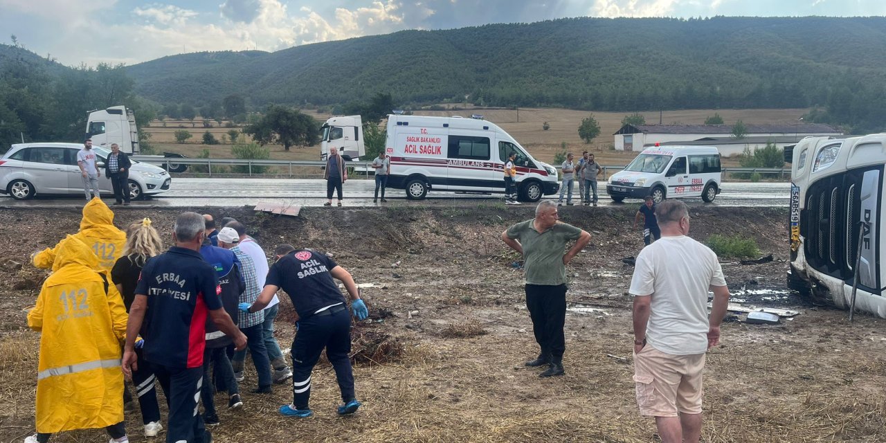 Yan yatan tırın sürücüsü yaralandı