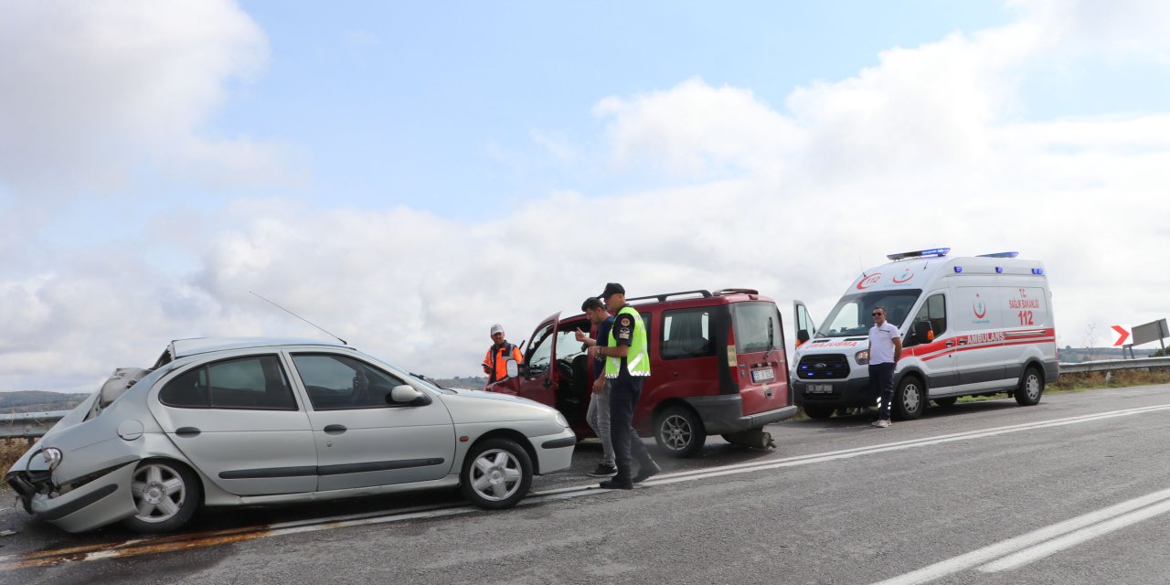 Hafif ticari araçla otomobil çarpıştı: 4 kişi yaralandı