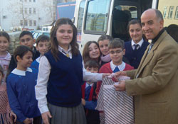 Servis şoföründen öğrencilere karne hediyesi