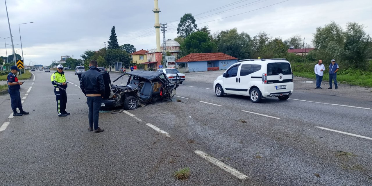 Aydınlatma direğine çarpan otomobildeki 2 kişi yaralandı