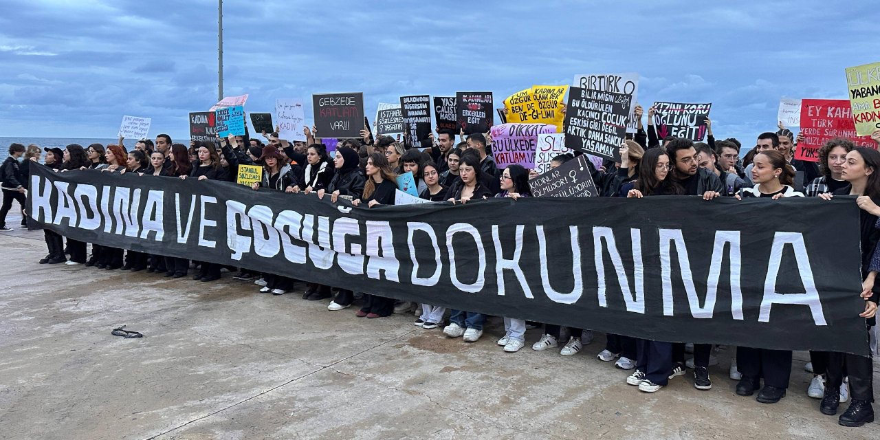 Üniversite öğrencileri kadın cinayetlerini protesto etti