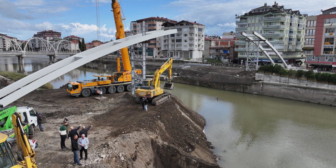 Yaya köprüsünün montajına başlandı