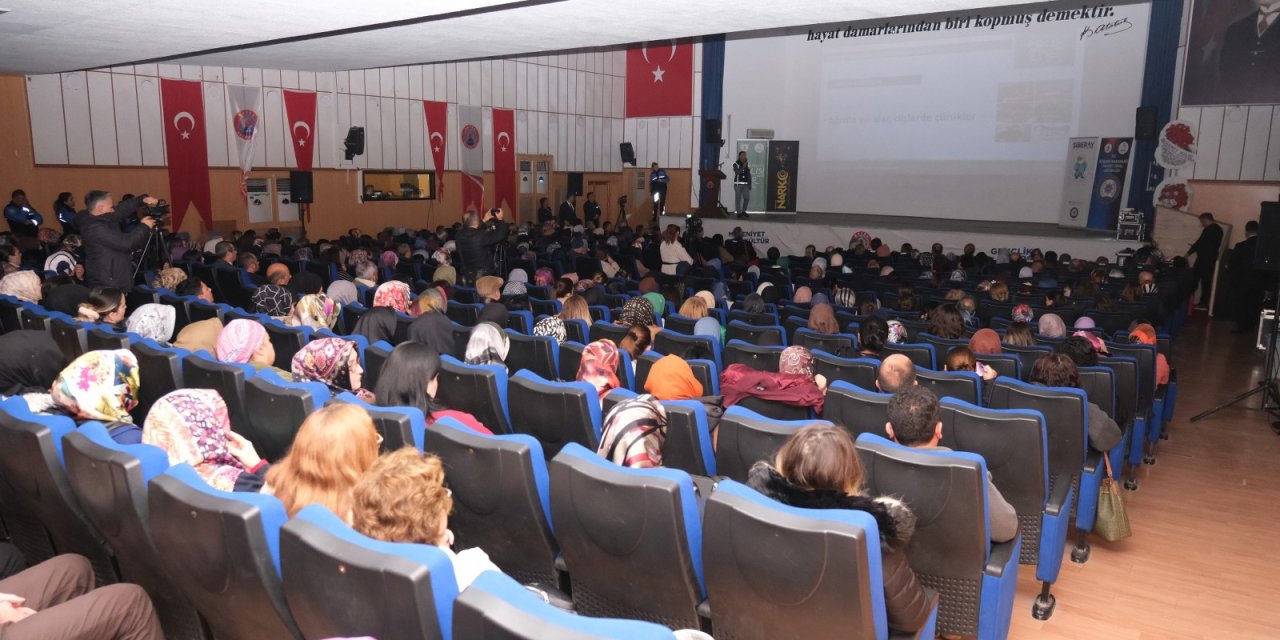 "En İyi Narkotik Polisi Anne" konferansı düzenlendi