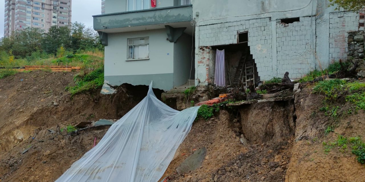 Toprak kayması sonucu bina hasar gördü