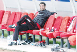 Gökhan kulübede oturdu