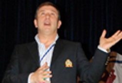 Tanju açtı ağzını yumdu gözünü