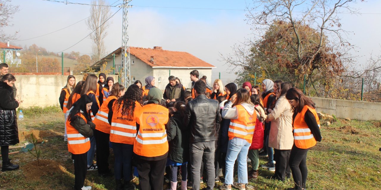 Öğrenciler fidan dikerek kampanyaya destek oldu