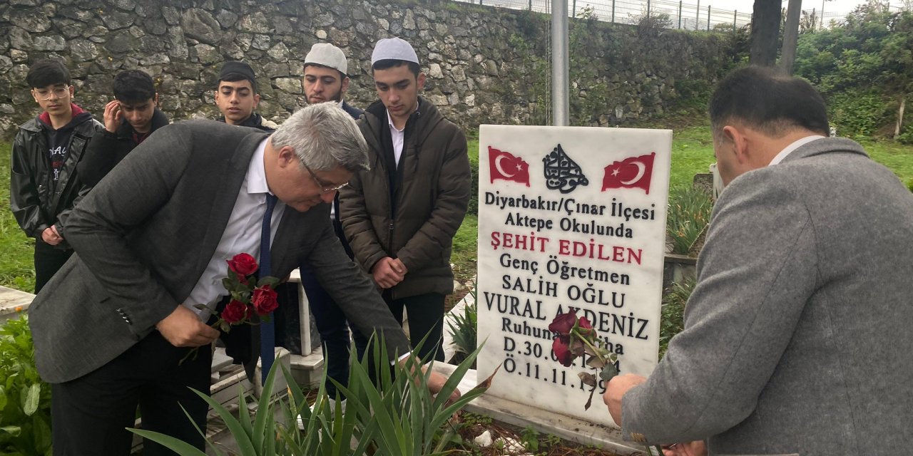 Şehit öğretmen Samsun’da kabri başında anıldı