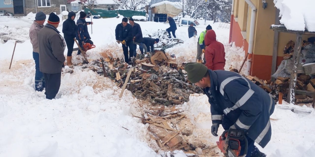 Köylüler el ele verip okulu için kışlık odununu kesti