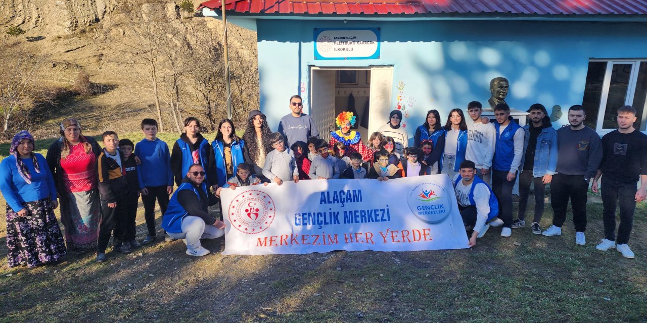 Gönüllüler ilkokul öğrencilerini eğlendirdi