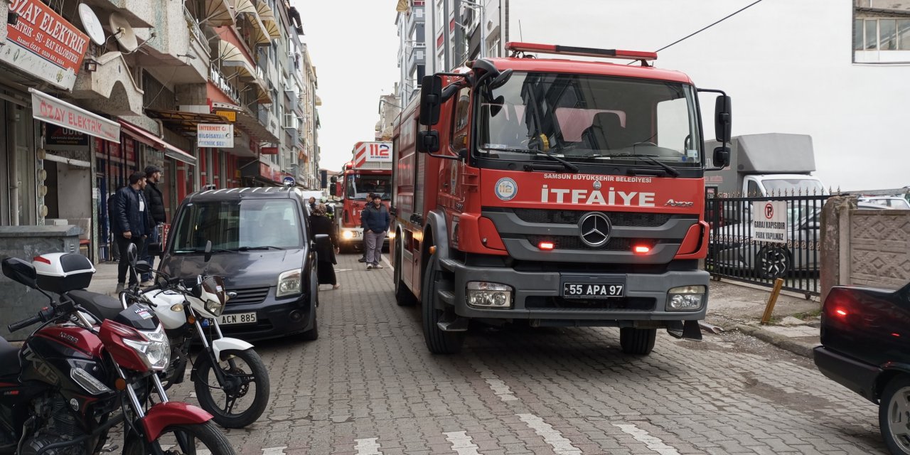 Çatıda çıkan yangın itfaiye ekiplerince söndürüldü