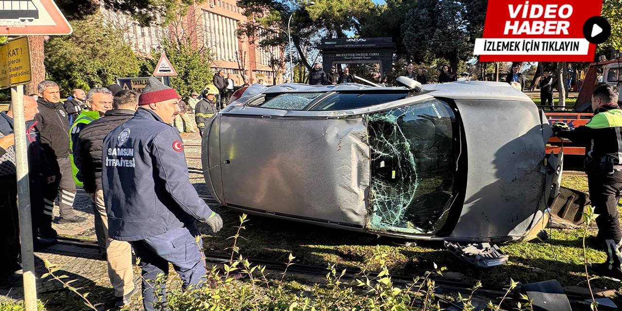 Devrilen otomobil tramvay seferlerini aksattı