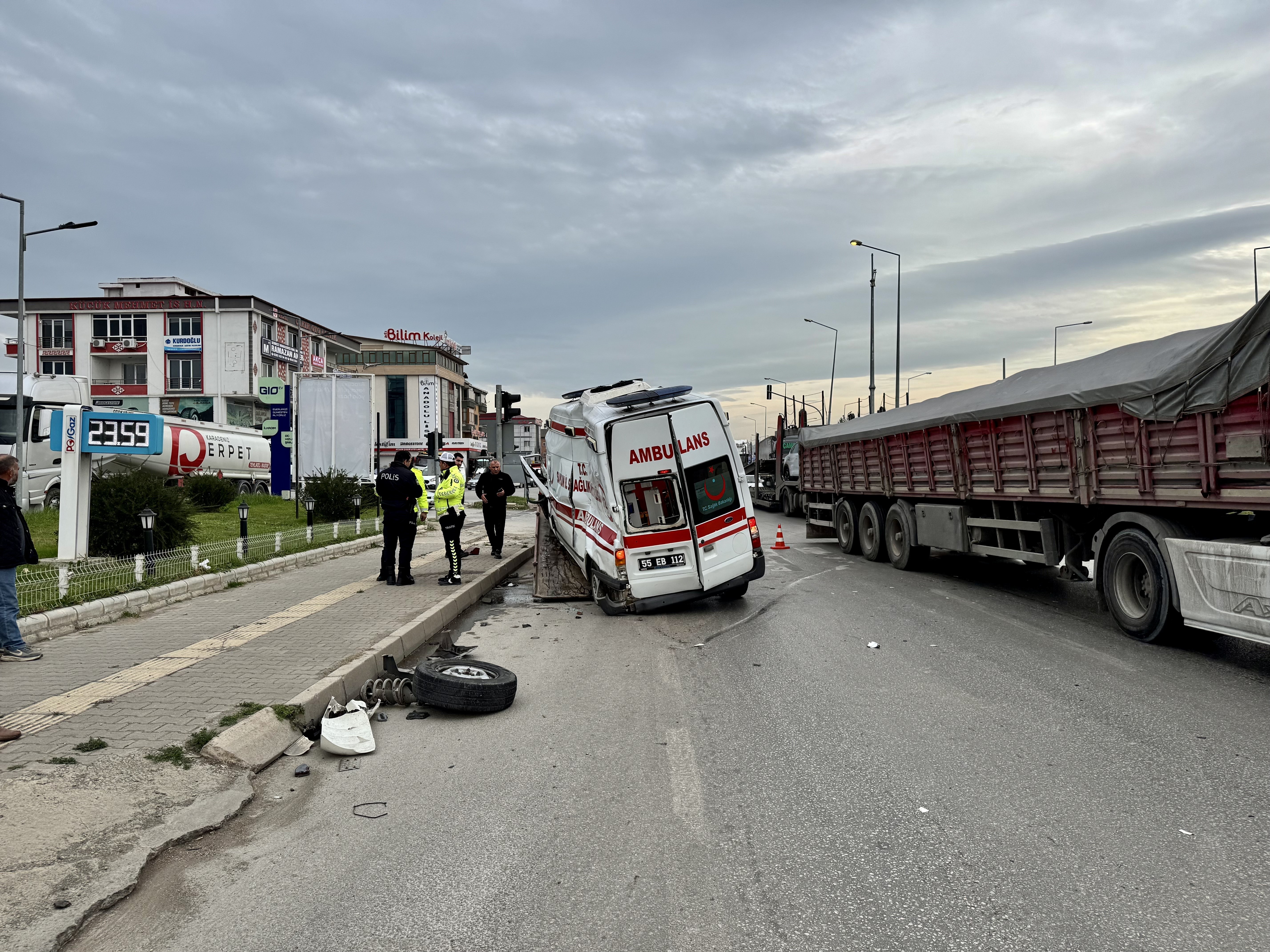 TIRLA AMBULANS ÇARPIŞTI