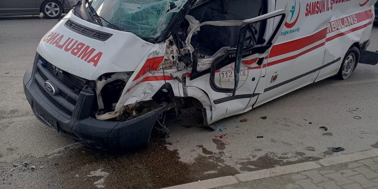 Tır ile ambulans çarpıştı: 1 yaralı