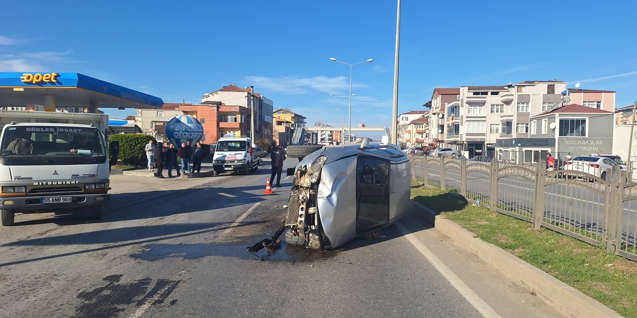 Devrilen otomobilin sürücüsü yaralandı