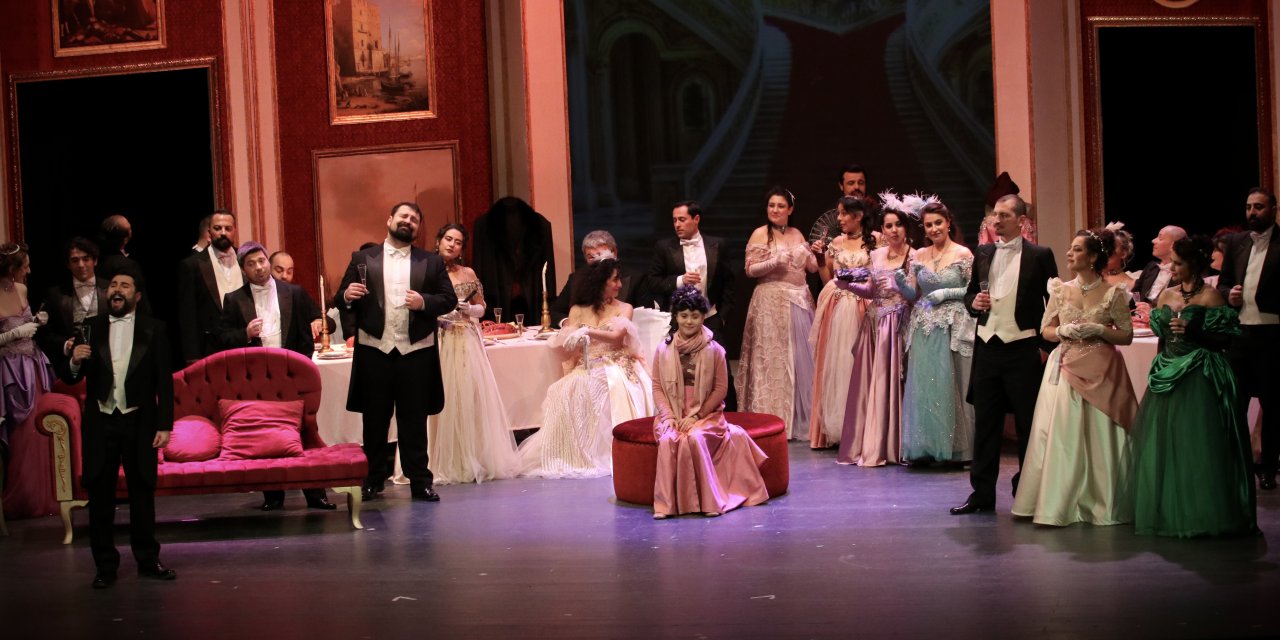 "La Traviata" operası sanatseverlerle buluştu