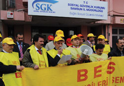 SGK siyah çelenkle protesto edildi
