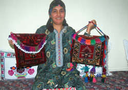 Bu eller Türkmen halısı dokuyor