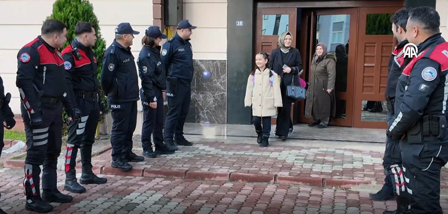 Yunus ekipleri şehit polisin kızını okuluna götürdü